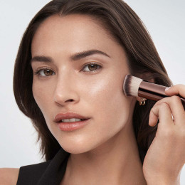 Кисть для тона Hourglass Foundation Brush